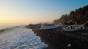 A beach with boats and a clear sky. - Vela Tianyar Boutique Resort By Dhananjaya Hospitality (Kubu)