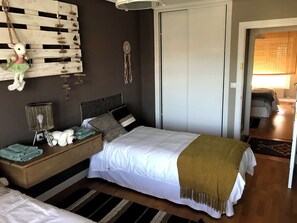 4 habitaciones, tabla de planchar con plancha, wifi y ropa de cama
