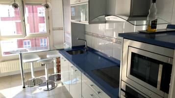 Een koelkast, een magnetron, een oven, een kookplaat