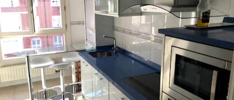 Kühlschrank, Mikrowelle, Ofen, Herdplatte