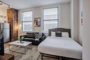 Bureau, fer et planche à repasser, Wi-Fi, draps fournis