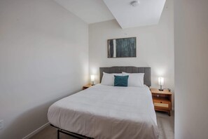 1 dormitorio, escritorio, tabla de planchar con plancha y wifi