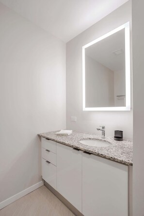 Ducha, secador de pelo y toallas