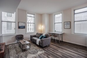 Una televisión, una oficina