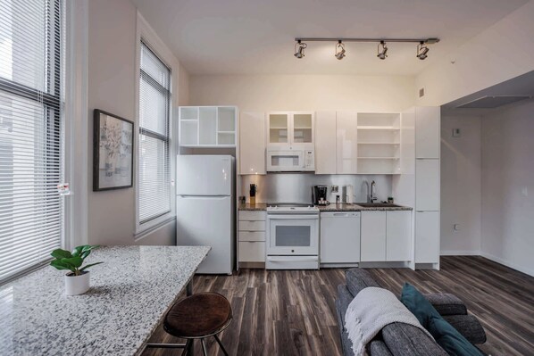 Kühlschrank, Mikrowelle, Ofen, Herdplatte