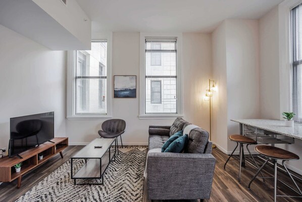 Una televisión, una oficina