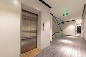 42-inch Smart TV with cable channels, fireplace