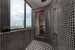 Shower, hydromassage showerhead, designer toiletries, hair dryer - Azen Lakeside Hotel & Travel (Hanoi)