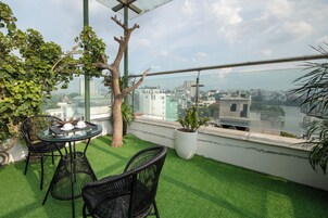 Habitación junior doble, 1 cama de matrimonio grande, balcón, vistas al lago | Sábanas de algodón egipcio y ropa de cama de alta calidad