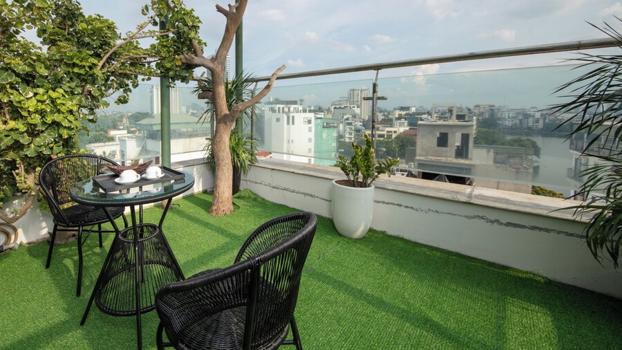 Azen Lakeside Hotel & Travel