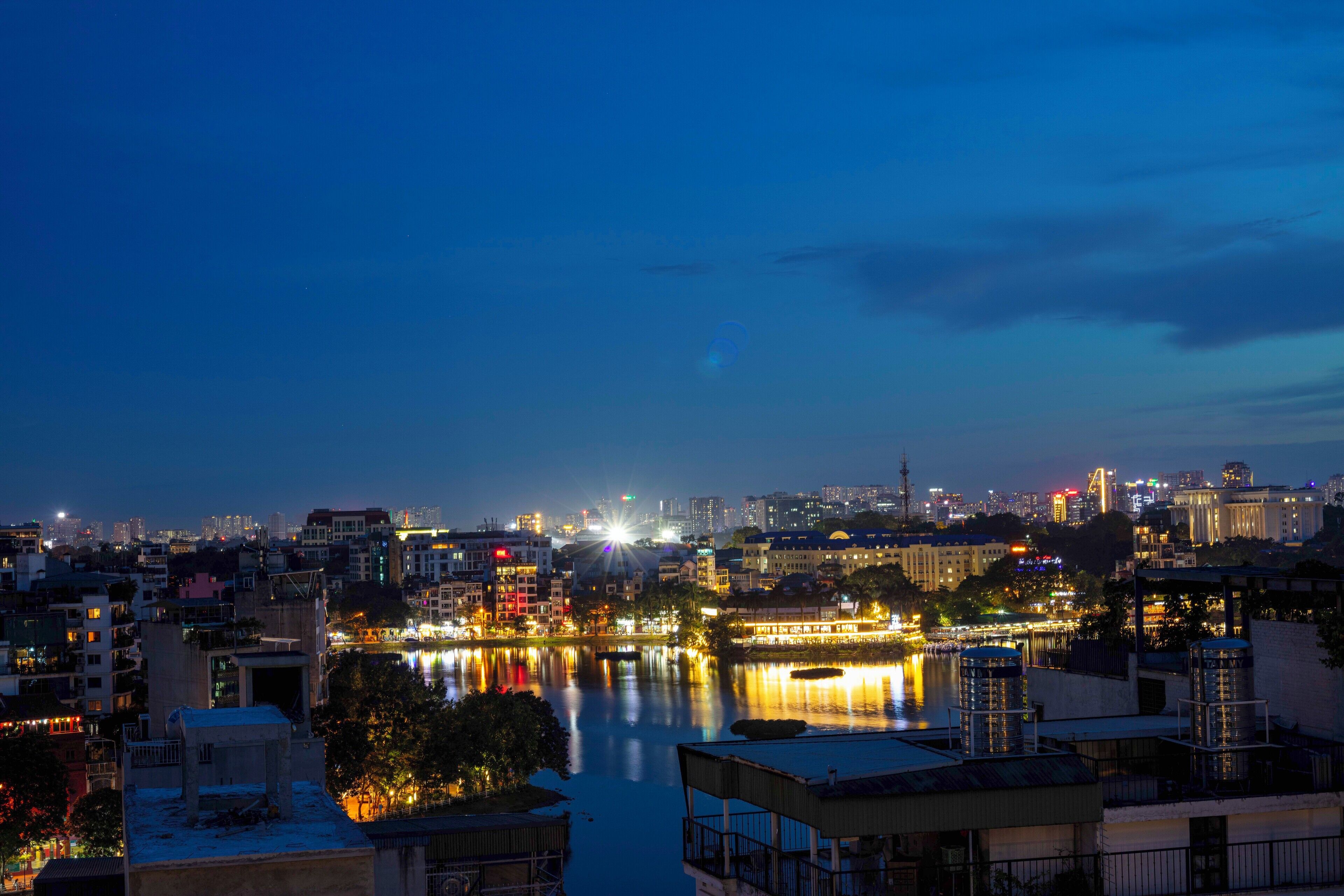 Foto - Azen Lakeside Hotel & Travel