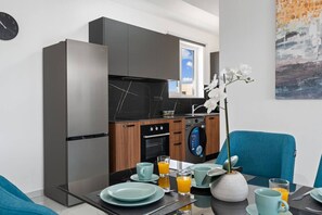 Kühlschrank, Ofen, Herdplatte, Wasserkocher mit Kaffee-/Teezubehör