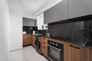 Fridge, oven, stovetop, coffee/tea maker