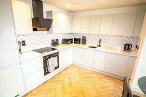 Kühlschrank, Mikrowelle, Ofen, Herdplatte