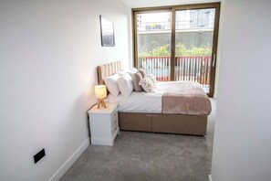 2 habitaciones, tabla de planchar con plancha, wifi y ropa de cama