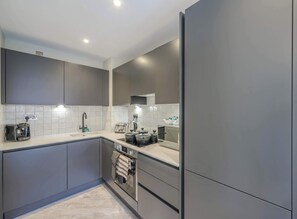 Fridge, microwave, oven, stovetop - Central Birmingham Beautiful 2 Bedroom Apartment (Birmingham)