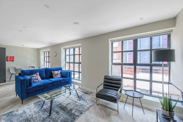 TV, offices - Central Birmingham Beautiful 2 Bedroom Apartment (Birmingham)