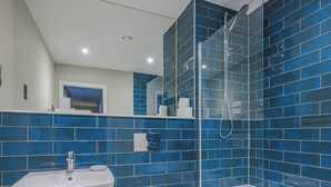Une salle de bain moderne avec un lavabo, des toilettes et une baignoire.