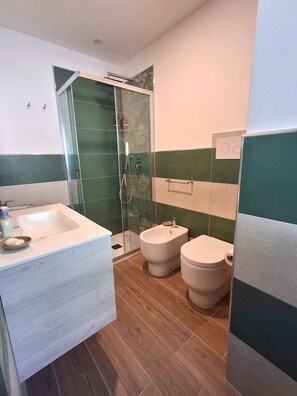 Deluxe Apartment, 2 Bedrooms, Kitchen, Sea View | Bathroom | Shower, free toiletries, hair dryer, towels - VFH Residence Flavia Tre Piscine (Santa Flavia)