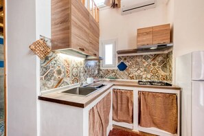 Réfrigérateur, micro-ondes, plaque de cuisson, bouilloire électrique