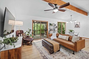 TV, offices - The Back 40 Wonderland at Blowing Springs (Bella Vista)