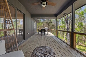 Outdoor dining - The Back 40 Wonderland at Blowing Springs (Bella Vista)