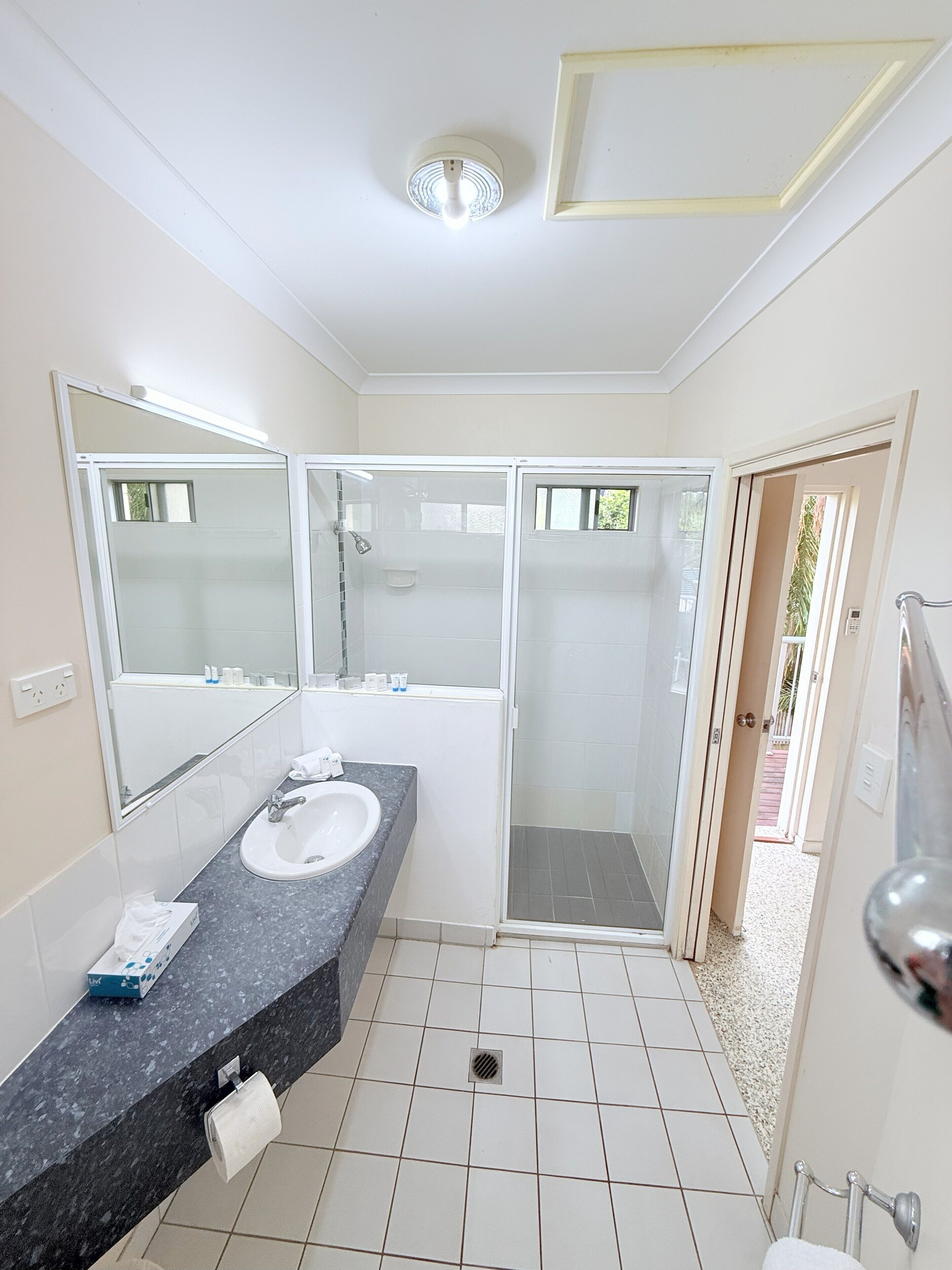 Douche, serviettes fournies, savon, papier toilette