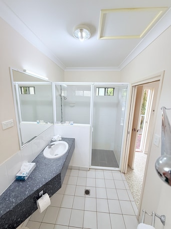 Shower, towels, soap, toilet paper. Emu Park Beach Resort, Studio room for 4 guest.