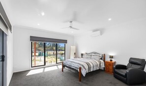 4 habitaciones y tabla de planchar con plancha