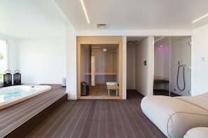 A modern bathroom with a large bathtub, a glass-enclosed shower, and a separate toilet area. - Villa Bel Prato with pool - My Rental Homes (Modica)