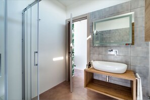 Bruser, hårtørrer, bidet