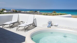 Terraza en la azotea con jacuzzi y sillones de descanso con vistas a la playa.