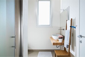 Dusj, hårføner og bidé