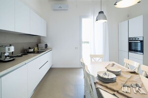 Réfrigérateur, four à micro-ondes, un four, surface de cuisson