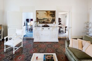 TV, fireplace, stereo
