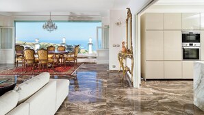 Un saló modern amb zona de menjador, cuina i vista al mar.