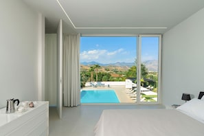 7 habitaciones, tabla de planchar con plancha y cuna de viaje