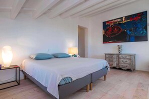 6 quartos, ferros/tábuas de passar roupa, Wi-Fi de cortesia