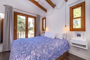 4 bedrooms, iron/ironing board, free WiFi