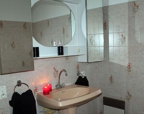 Dusche, Haartrockner, Handtücher, Toilettenpapier