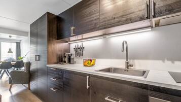 Køleskab, køkkentøj/tallerkener/redskaber