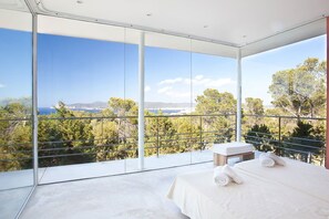 6 dormitorios, tabla de planchar con plancha, cuna de viaje