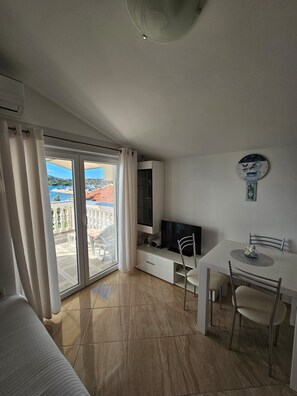 Apartment | Dining - Beautiful Apartment by the Beach (Tribunj)