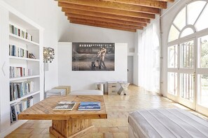 6 bedrooms, travel crib, free WiFi