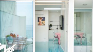Ein modernes Interieur mit Essbereich, Küche und Bad.