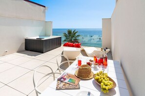 Outdoor dining - Casa Pink sea front and jacuzzi - My Rental Homes (Letojanni)