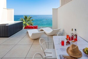 Outdoor dining - Casa Pink sea front and jacuzzi - My Rental Homes (Letojanni)