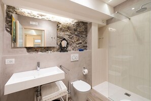 Shower, hair dryer, bidet - Casa Light Blu sea front home - My Rental Homes (Letojanni)