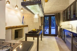 Fridge, microwave, oven, stovetop - Villa in Santa Eulària Des Riu with 4 bedrooms sleeps 8 (Santa Eulària Des Riu)