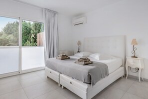 5 chambres, fer et planche à repasser, lit de bébé portatif
